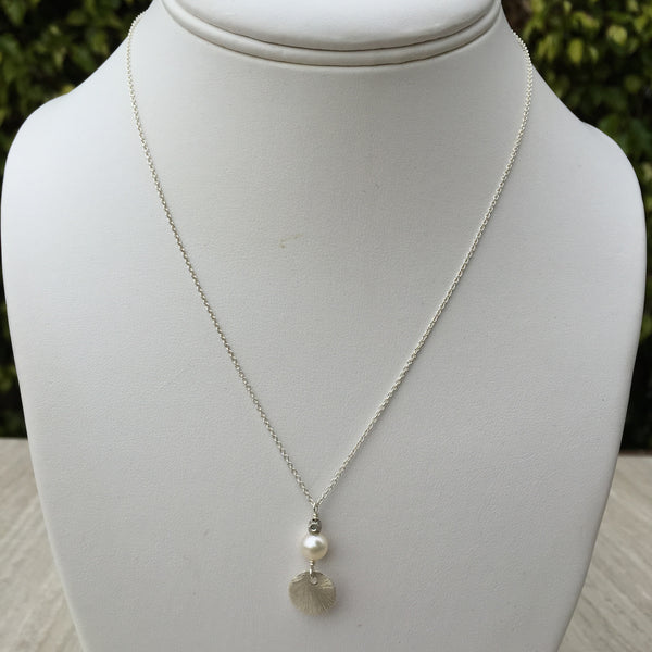 White Round Pearl With Blushed Round Silver Necklace N-14
