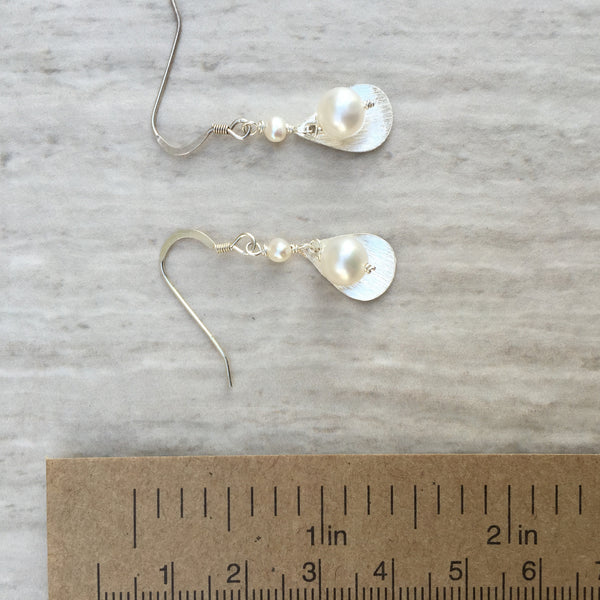 White Pearl With Silver Shape Saucer Earrings E-13